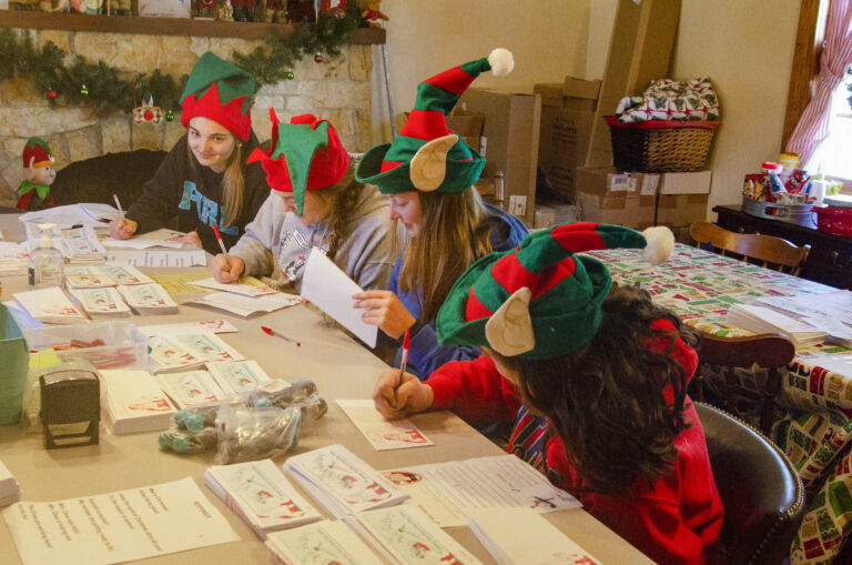 Heritage Hills seniors pitch in at Santa Claus Museum & Village